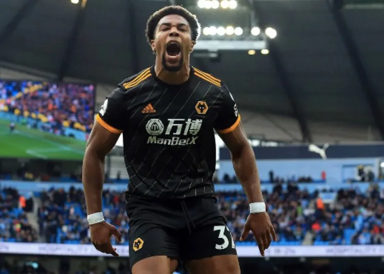 Adama Traoré durante un duelo con Wolves