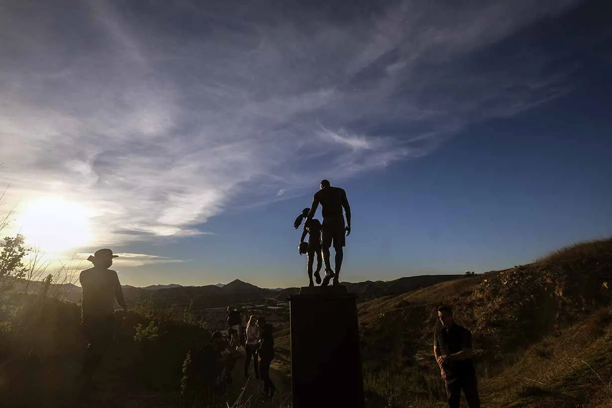 La estatua lleva el nombre de todos los fallecidos en el accidente