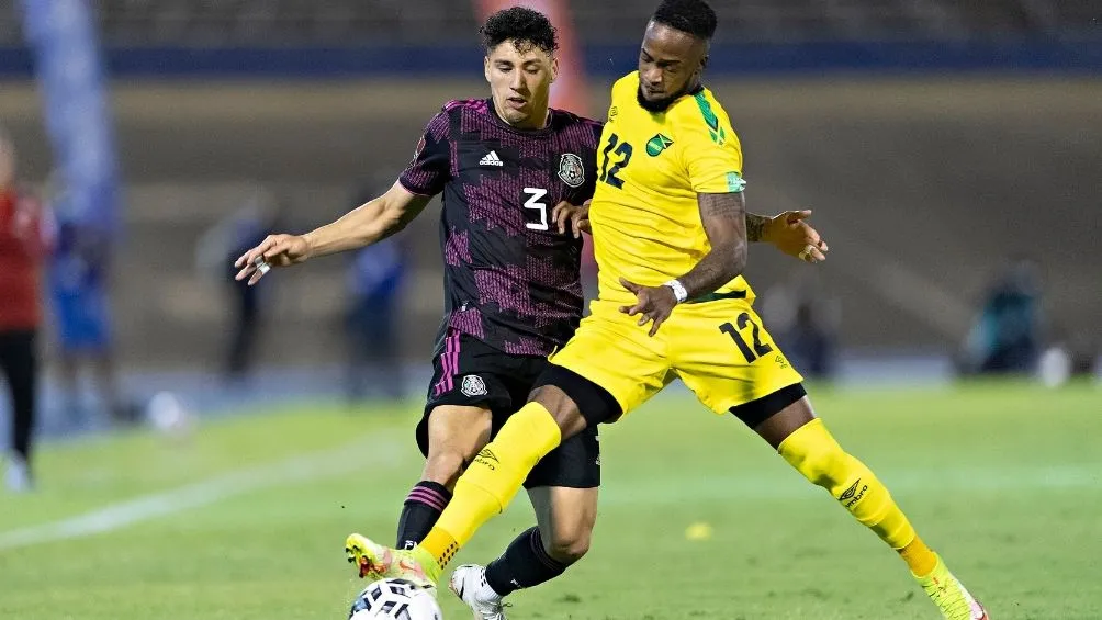 Sánchez peleando un balón