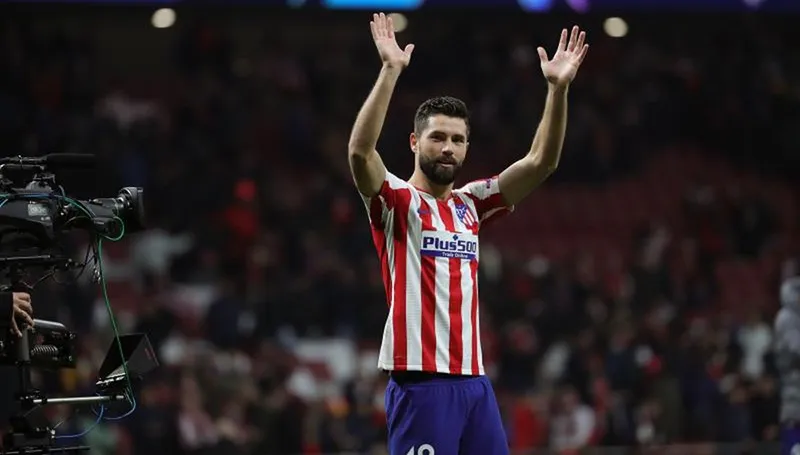 Felipe Monteiro durante un duelo con el Atlético