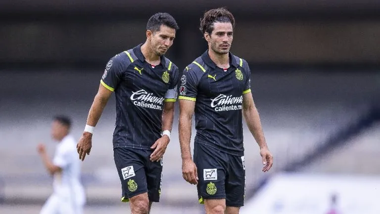 Jesús Molina y Antonio Briseño durante partido con Chivas en Liga MX
