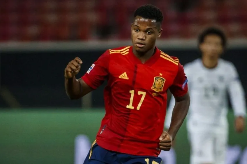 Ansu Fati jugando con la Selección de España
