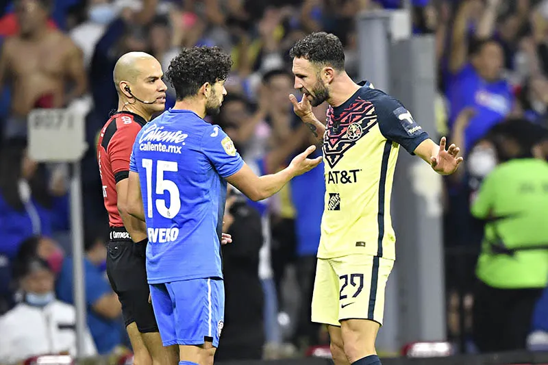 IMAGO7 Layún y Rivero durante un Clásico Joven