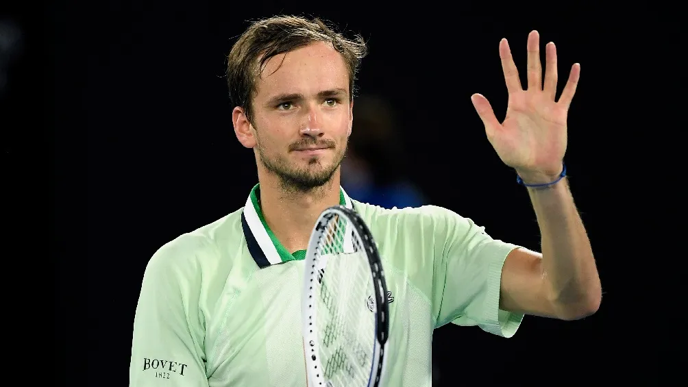 Daniil Medvedev jugando partido ante Stefanos Tsitsipas