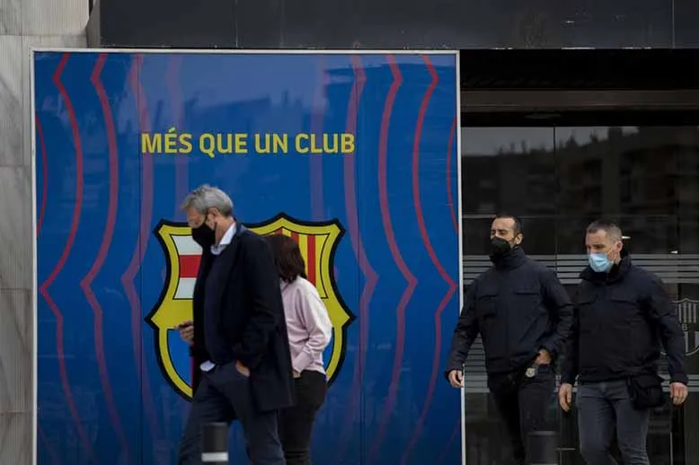 Autoridades catalanas, entrando a las oficinas del Fc Barcelona