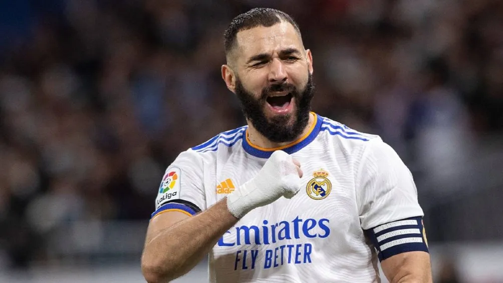 Karim Benzema jugando partido con el Real Madrid en LaLiga