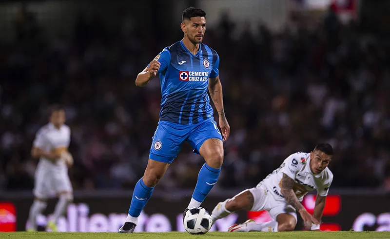 Lucas Passerini durante un duelo con Cruz Azul