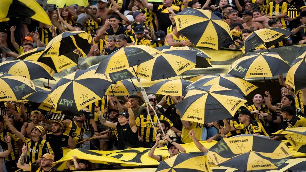 TWITTER: @OficialCAP Hinchada en Peñarol