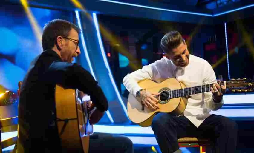 Ramos y Pablo Motos cantando en el Hormiguero