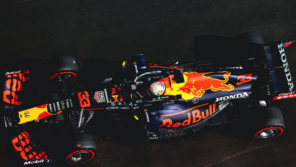Max Verstappen durante carrera de la F1 con Red Bull