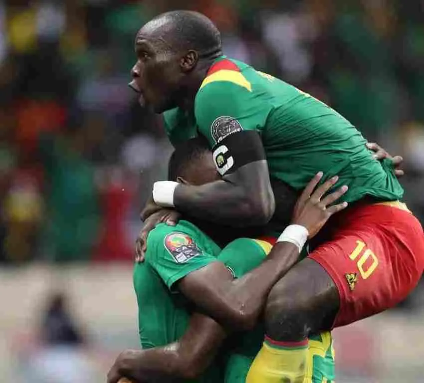 Camerun celebrando la victoria