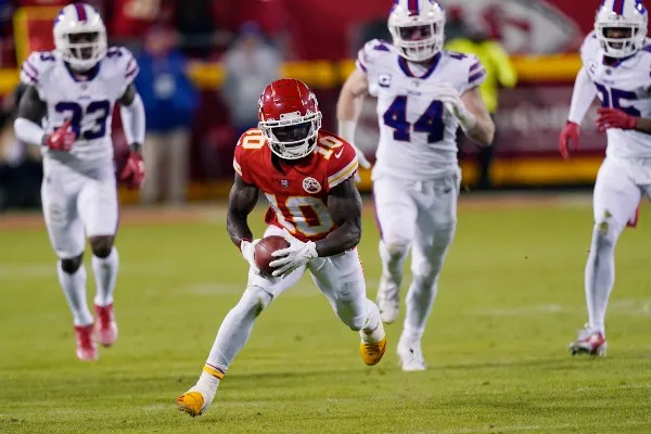 Tyreek Hill durante partido con los Kansas