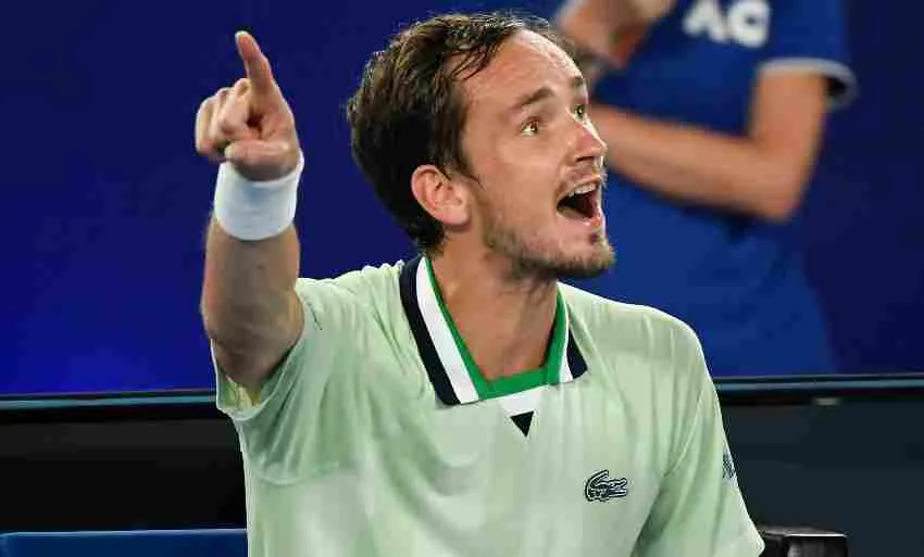 Medvedev discutiendo con el juez