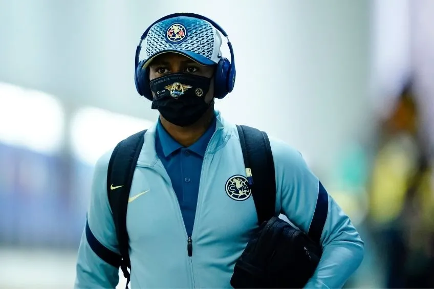 Pedro Aquino llegando al Estadio Azteca