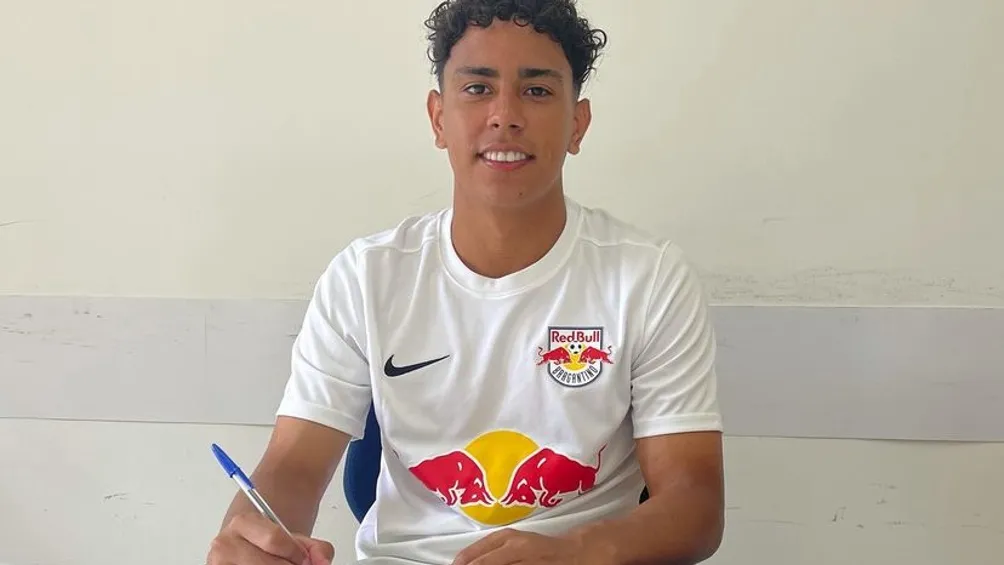 INSTAGRAM | @ALEJANDROVINIEGRA Alejandro Viniegra firmando contrato con Red Bull Bragantino