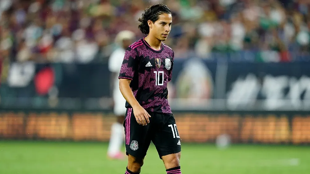 Diego Lainez jugando partido con la Selección Mexicana