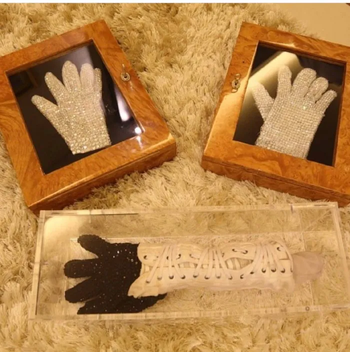TWITTER @teonguema Guantes de Michael Jackson en posesión de Teddy Nguema