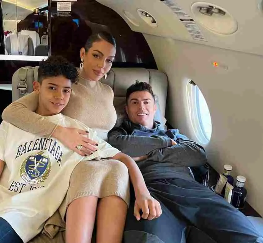 La familia de CR7 en un vuelo