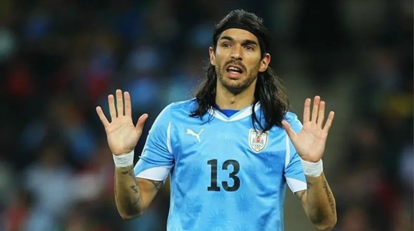 Sebastián Abreu en un partido con la Selección de Uruguay