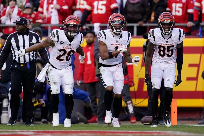 Ja'Marr Chase festejando con sus compañeros una anotación