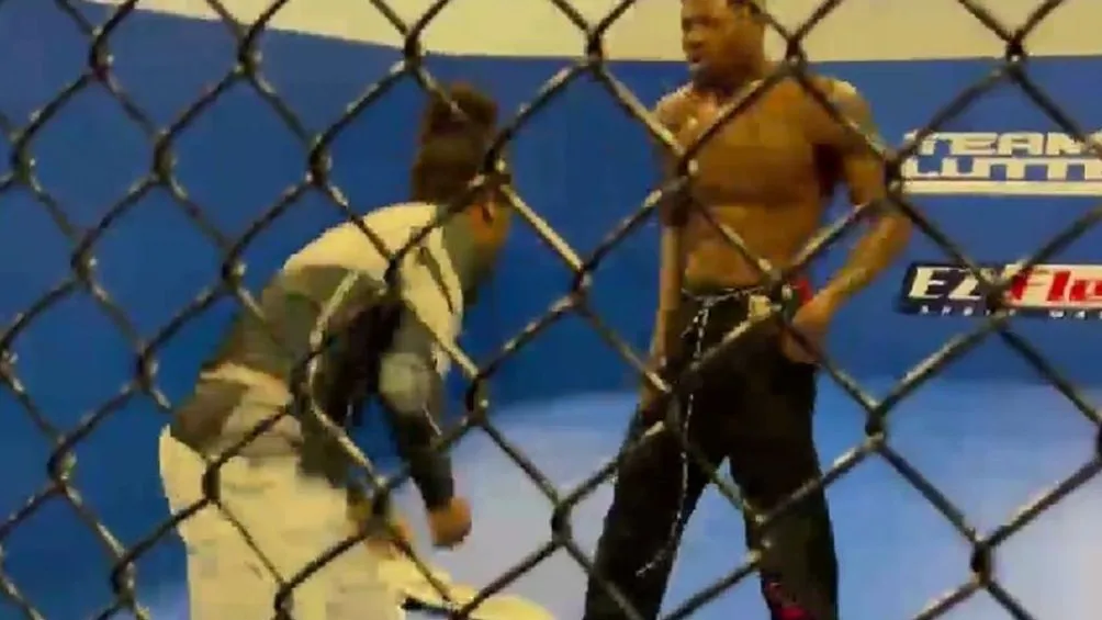 ESPECIAL El peleador junto al 'troll'