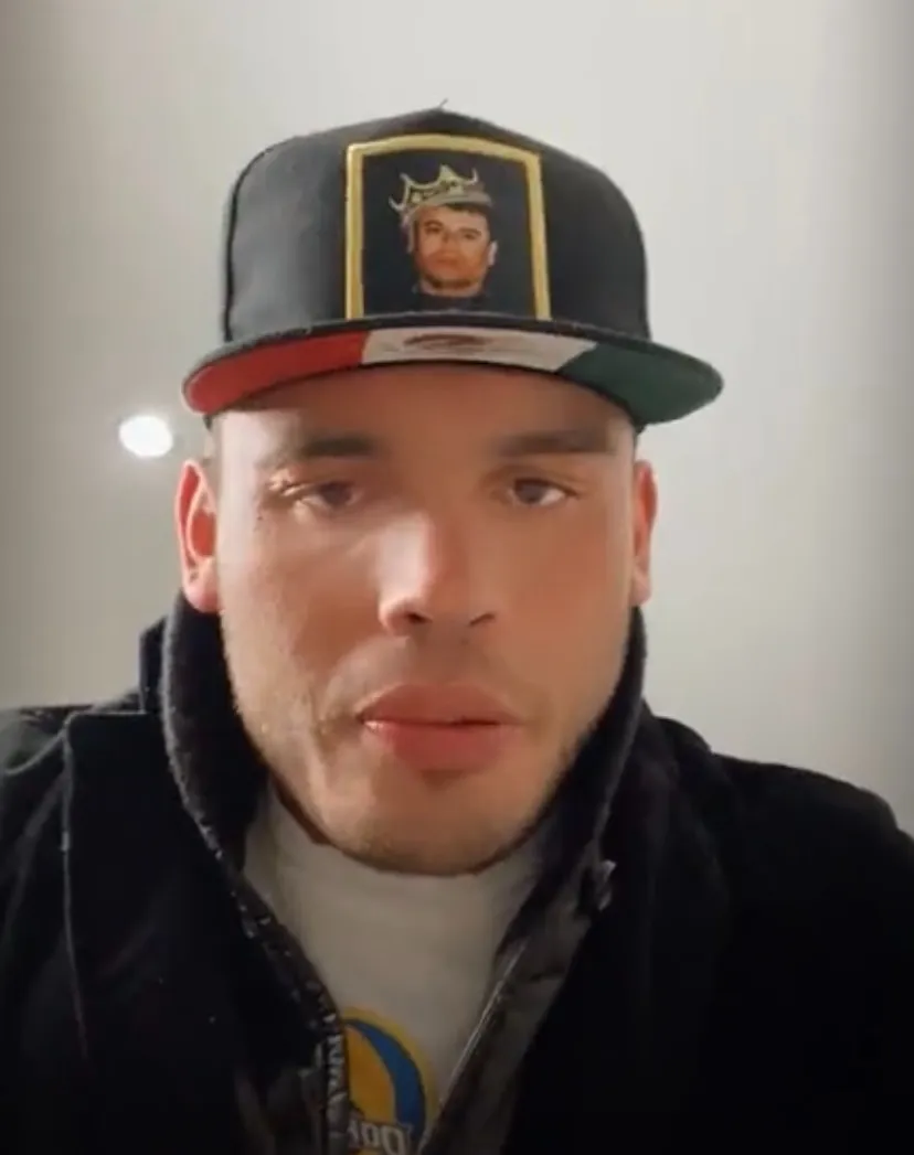 Julio César Chávez Jr usando gorra de Joaquín 'Chapo' Guzmán