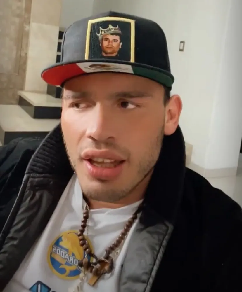 Julio César Chávez Jr usando gorra de Joaquín 'Chapo' Guzmán
