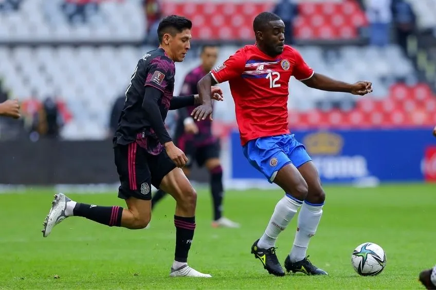 IMAGO7 Joel Campbell y Edson Álvarez durante el partido