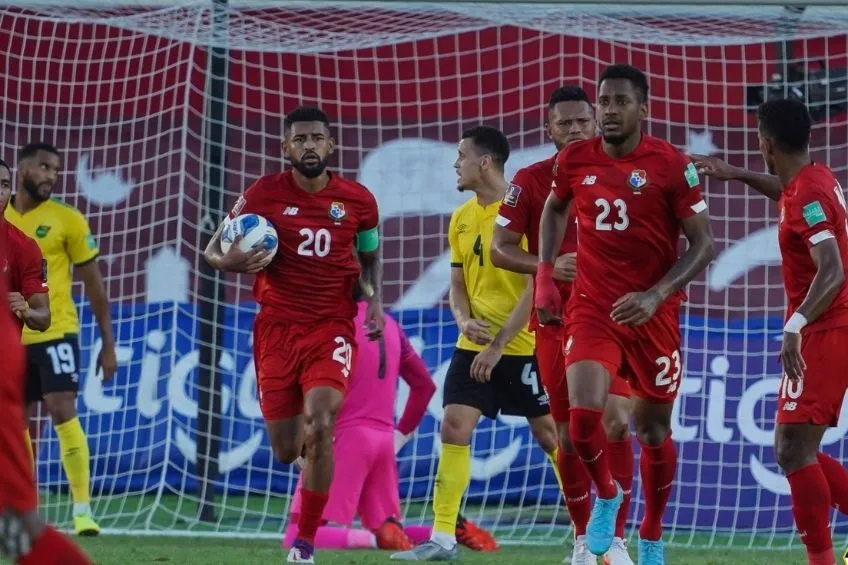 TWITTER: @FEPAFUT Jugadores de Panamá tras la anotación