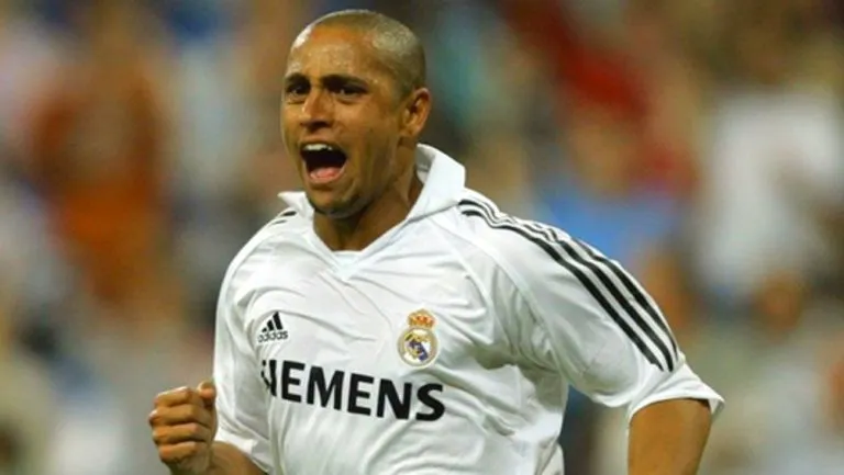 Roberto Carlos celebra un gol con el Real Madrid