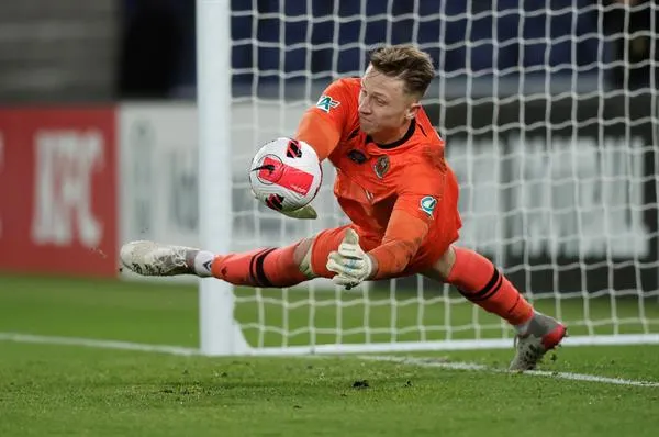 Marcin Bułka deteniendo el penal