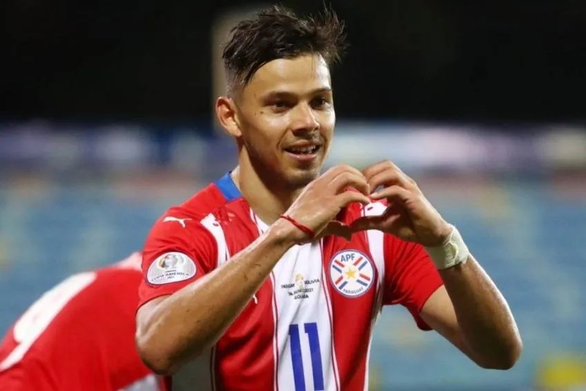 Ángel Romero festejando un gol con Paraguay