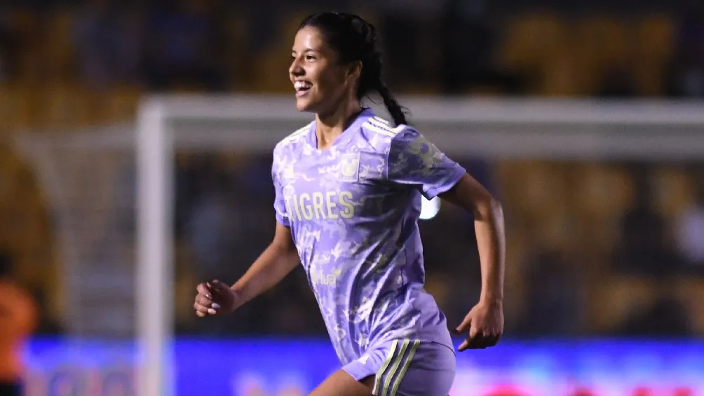 Stefany Ferrer jugando partido con Tigres en la Liga MX Femenil