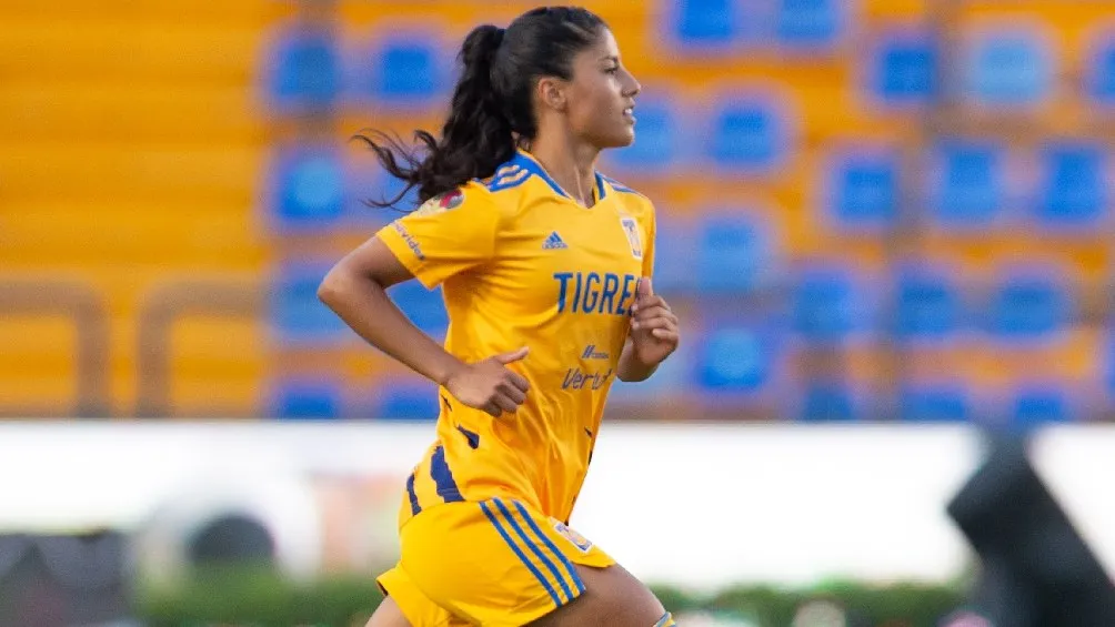Stefany Ferrer jugando partido con Tigres en la Liga MX Femenil
