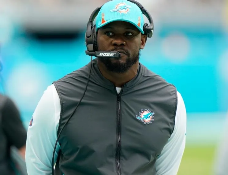 AP Brian Flores en un juego de Miami