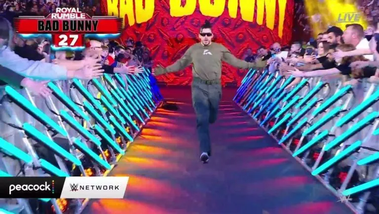 Bad Bunny en su entrada al Royal Rumble