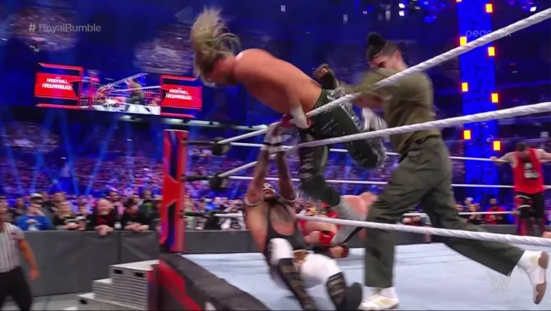 Rey Mysterio y Bad Bunny eliminando a Ziggler