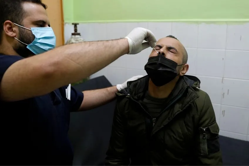 AP Persona realizándose prueba de detección de Coronavirus