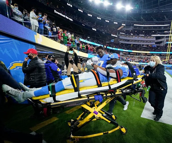 AP Donald Parham abandona el emparrillado tras lesión