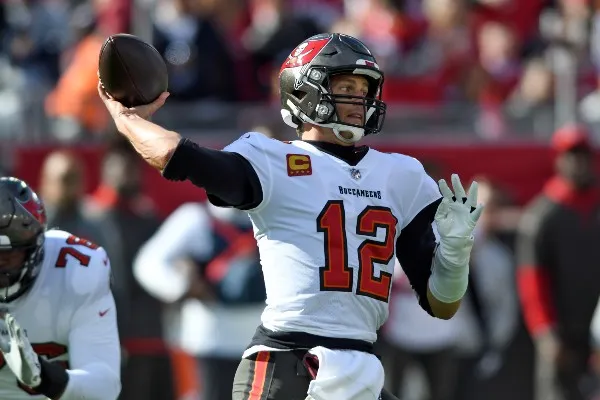 AP Tom Brady en acción con los Bucs