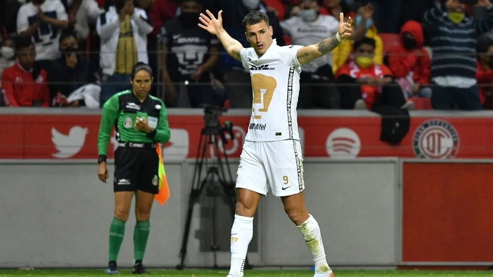 Dinenno en un partido con Pumas