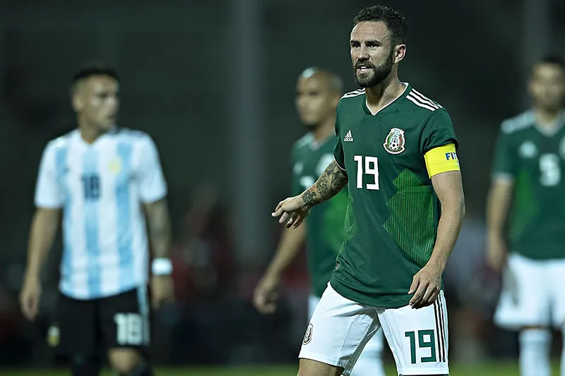 Miguel Layún durante un duelo con el Tricolor
