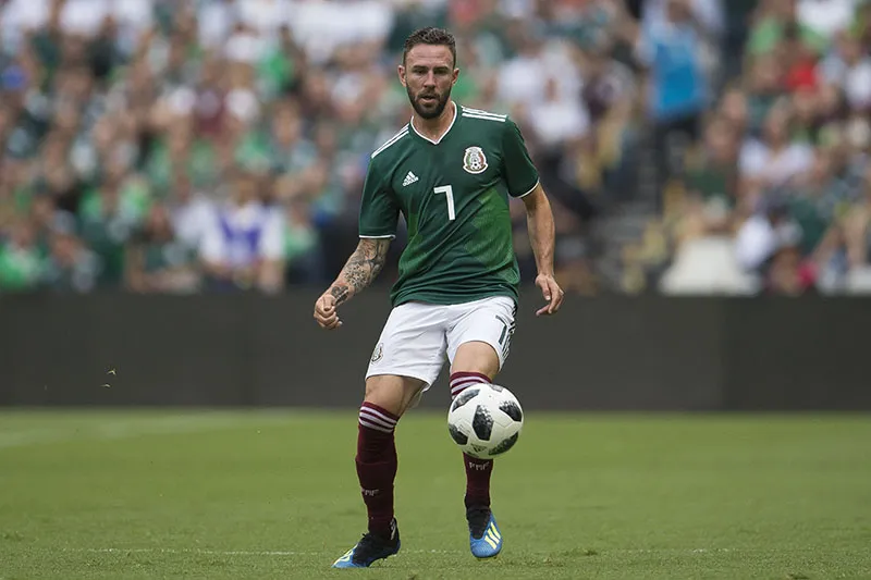 Miguel Layún durante un duelo con el Tricolor