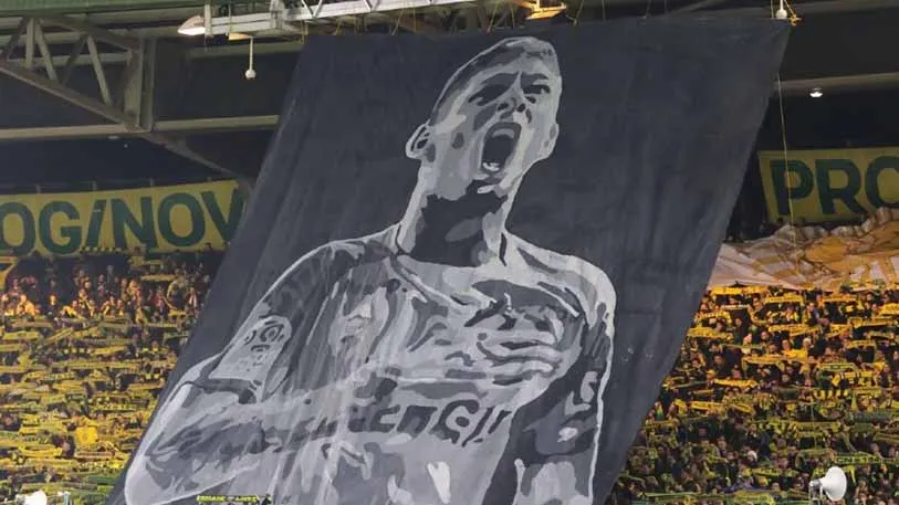 AP Hinchas rinden tributo a Emiliano Sala tras su muerte en 2019