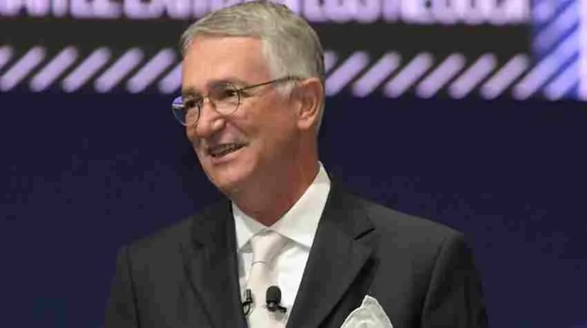 Salinas Pliego en una conferencia