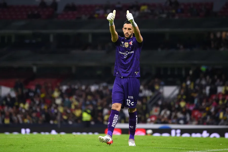 Camilo Vargas durante un partido con Atlas