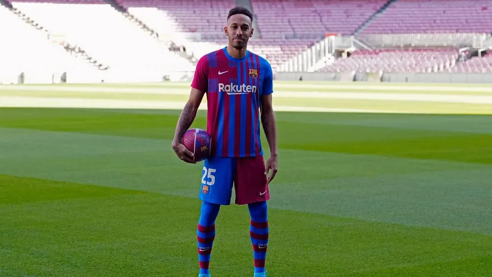 Pierre-Emerick Aubameyang en su presentación con el Barcelona