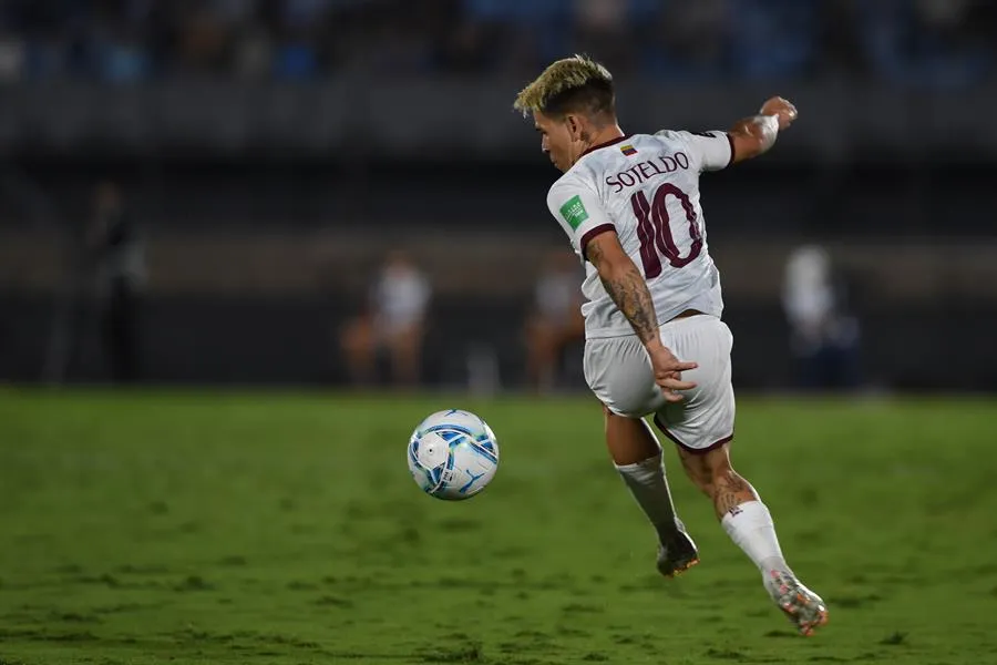 Yeferson Soteldo durante un partido con Venezuela