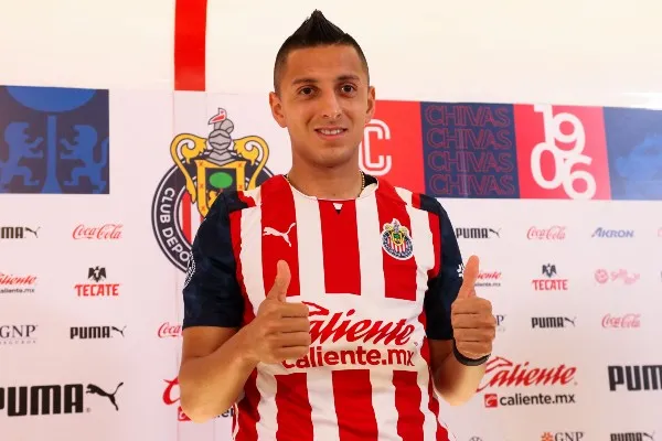 IMAGO7 Roberto Alvarado con Chivas