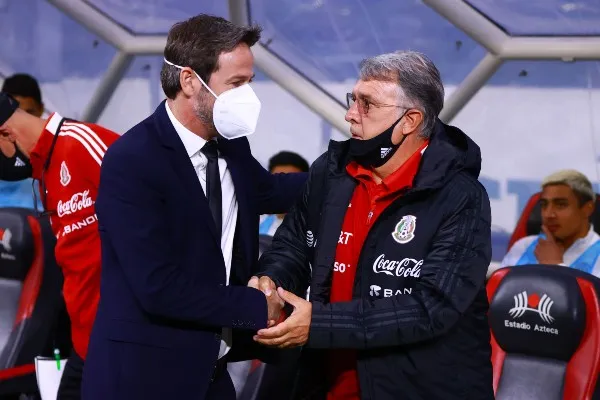 Thomas Christiansen intercambia palabras con Gerardo Martino